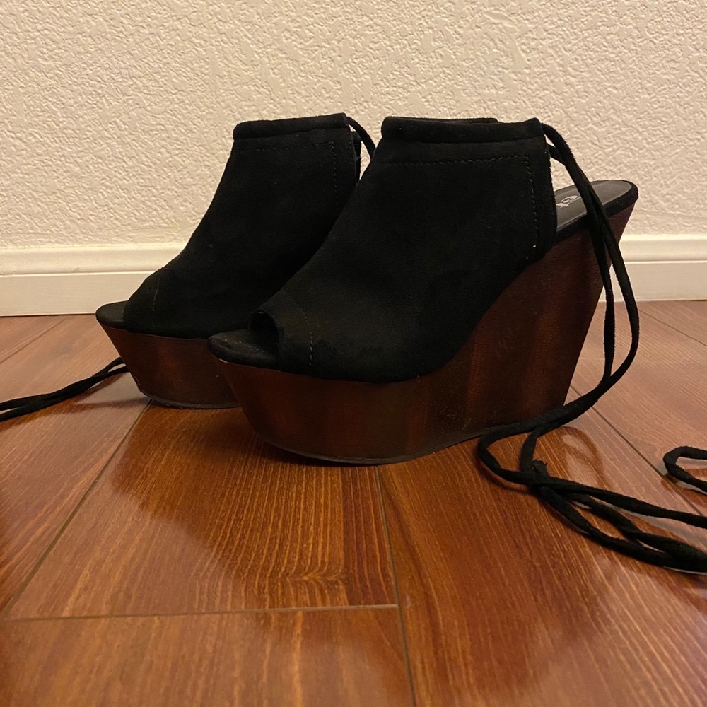 Tie around the ankles wedges